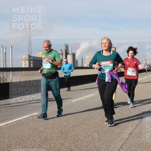 03.10.2025 - Köhlbrandbrückenlauf Lena Gebhardt http://msf.ph/oto/9093976 03.10.2025 10:09:03 Position 2 2272, 2175, 2554 meine-sportfotos.de