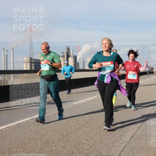 03.10.2025 - Köhlbrandbrückenlauf Lena Gebhardt http://msf.ph/oto/9093984 03.10.2025 10:09:03 Position 2 2272, 2175, 2554 meine-sportfotos.de