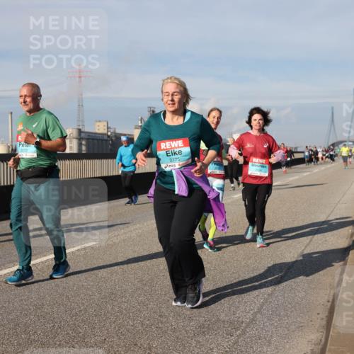 03.10.2025 - Köhlbrandbrückenlauf Lena Gebhardt http://msf.ph/oto/9094012 03.10.2025 10:09:04 Position 2 2272, 2175, 2533, 2554 meine-sportfotos.de