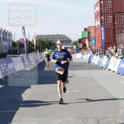03.10.2025 - Köhlbrandbrückenlauf Jannik Wohlers http://msf.ph/oto/9094019 03.10.2025 12:54:38 Ziel 4060, 4106, 4209, 6621, 6683 meine-sportfotos.de