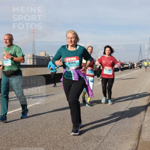 03.10.2025 - Köhlbrandbrückenlauf Lena Gebhardt http://msf.ph/oto/9094020 03.10.2025 10:09:04 Position 2 2272, 2175, 2533, 2554 meine-sportfotos.de