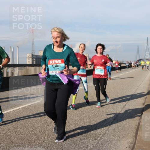03.10.2025 - Köhlbrandbrückenlauf Lena Gebhardt http://msf.ph/oto/9094026 03.10.2025 10:09:04 Position 2 2272, 2175, 2533 meine-sportfotos.de