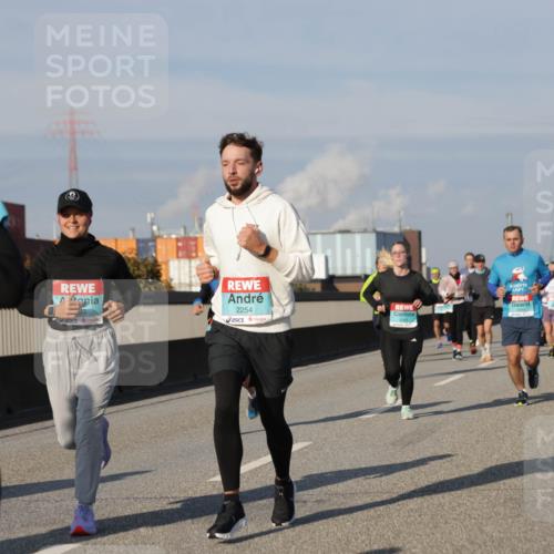 03.10.2025 - Köhlbrandbrückenlauf Jannik Wohlers http://msf.ph/oto/9094028 03.10.2025 10:00:55 Position 3 03, 6, 2254, 2041 meine-sportfotos.de