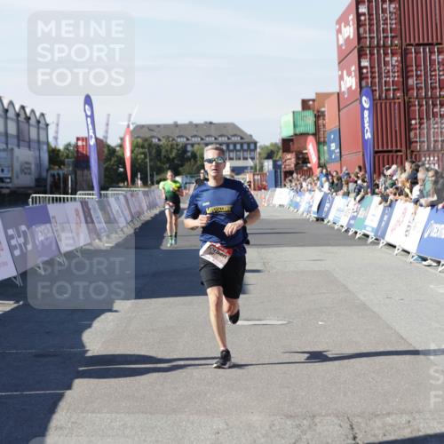 03.10.2025 - Köhlbrandbrückenlauf Jannik Wohlers http://msf.ph/oto/9094030 03.10.2025 12:54:38 Ziel 4060, 4106, 4209, 6621, 6683 meine-sportfotos.de