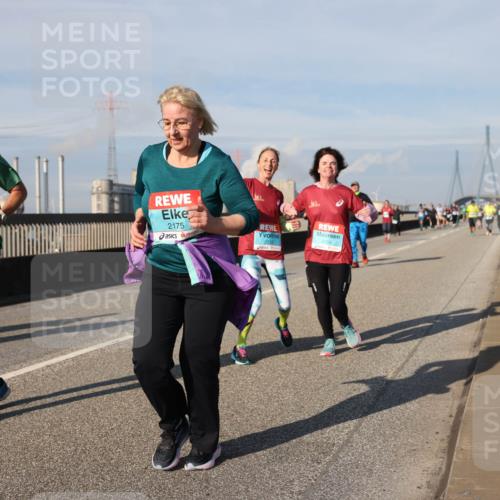 03.10.2025 - Köhlbrandbrückenlauf Lena Gebhardt http://msf.ph/oto/9094035 03.10.2025 10:09:04 Position 2 2272, 2175, 2533, 2554 meine-sportfotos.de