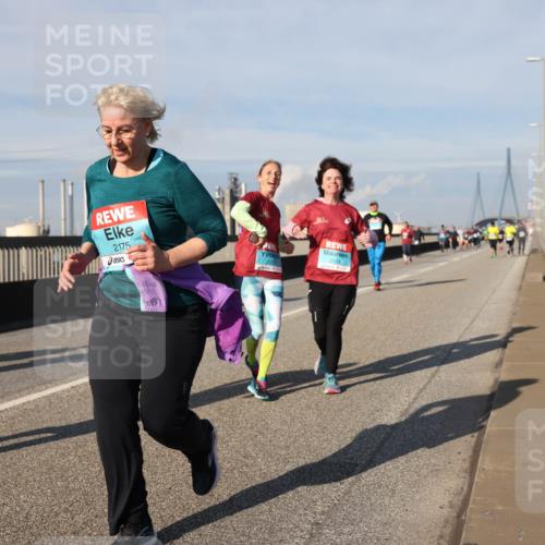 03.10.2025 - Köhlbrandbrückenlauf Lena Gebhardt http://msf.ph/oto/9094041 03.10.2025 10:09:04 Position 2 2272, 2175, 2554 meine-sportfotos.de