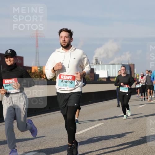 03.10.2025 - Köhlbrandbrückenlauf Jannik Wohlers http://msf.ph/oto/9094060 03.10.2025 10:00:55 Position 3 2293, 2254, 2641 meine-sportfotos.de