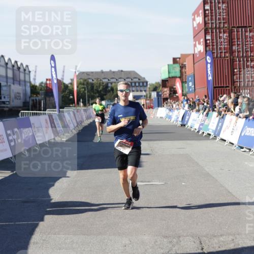03.10.2025 - Köhlbrandbrückenlauf Jannik Wohlers http://msf.ph/oto/9094063 03.10.2025 12:54:38 Ziel 4060, 4106, 4209, 6621, 6683 meine-sportfotos.de