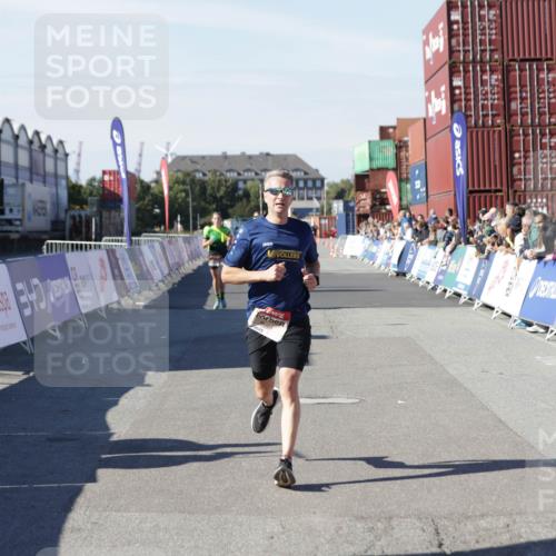 03.10.2025 - Köhlbrandbrückenlauf Jannik Wohlers http://msf.ph/oto/9094095 03.10.2025 12:54:38 Ziel 4060, 4106, 4209, 6621, 6683 meine-sportfotos.de