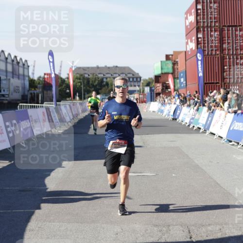 03.10.2025 - Köhlbrandbrückenlauf Jannik Wohlers http://msf.ph/oto/9094117 03.10.2025 12:54:39 Ziel 4060, 4106, 4209, 6621, 6683 meine-sportfotos.de