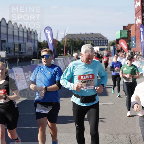 03.10.2025 - Köhlbrandbrückenlauf Jannik Wohlers http://msf.ph/oto/9094120 03.10.2025 13:20:28 Ziel 4269, 4385, 4570, 4571, 4591, 4672, 4739, 4790, 4859, 5082, 5144, 5160, 5208, 5543, 5631, 5672, 5790, 5850, 6035, 6136 meine-sportfotos.de