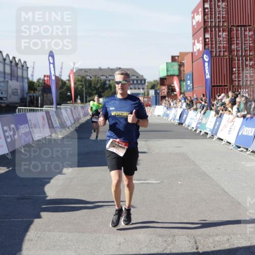 03.10.2025 - Köhlbrandbrückenlauf Jannik Wohlers http://msf.ph/oto/9094136 03.10.2025 12:54:39 Ziel 4060, 4106, 4209, 6621, 6683 meine-sportfotos.de
