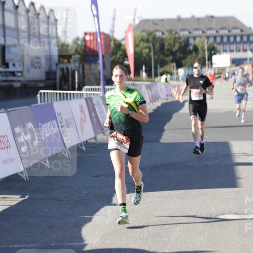 03.10.2025 - Köhlbrandbrückenlauf Jannik Wohlers http://msf.ph/oto/9094148 03.10.2025 12:54:42 Ziel 4060, 4079, 4106, 4209, 6621, 6683 meine-sportfotos.de
