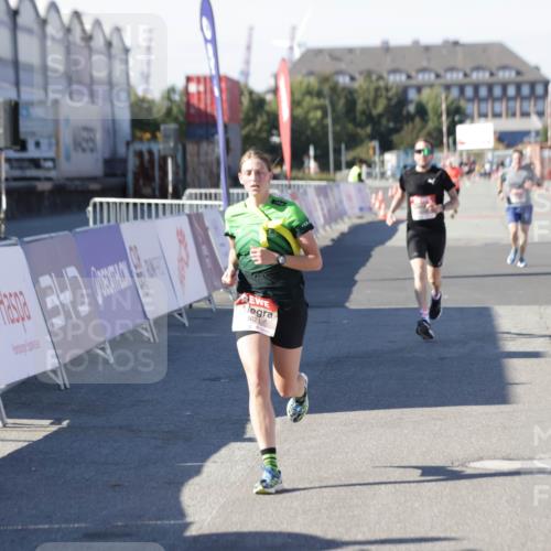 03.10.2025 - Köhlbrandbrückenlauf Jannik Wohlers http://msf.ph/oto/9094155 03.10.2025 12:54:42 Ziel 4060, 4079, 4106, 4209, 6621, 6683 meine-sportfotos.de
