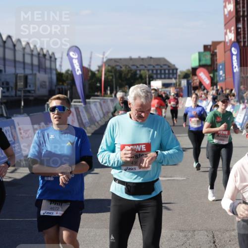 03.10.2025 - Köhlbrandbrückenlauf Jannik Wohlers http://msf.ph/oto/9094161 03.10.2025 13:20:28 Ziel 4269, 4385, 4570, 4571, 4591, 4672, 4739, 4790, 4859, 5082, 5144, 5160, 5208, 5543, 5631, 5672, 5790, 5850, 6035, 6136 meine-sportfotos.de