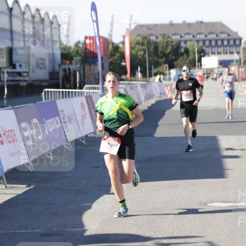 03.10.2025 - Köhlbrandbrückenlauf Jannik Wohlers http://msf.ph/oto/9094169 03.10.2025 12:54:42 Ziel 4060, 4079, 4106, 4209, 6621, 6683 meine-sportfotos.de
