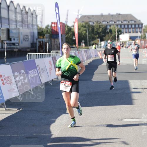 03.10.2025 - Köhlbrandbrückenlauf Jannik Wohlers http://msf.ph/oto/9094177 03.10.2025 12:54:43 Ziel 4079, 4106, 4209, 6621, 6683 meine-sportfotos.de