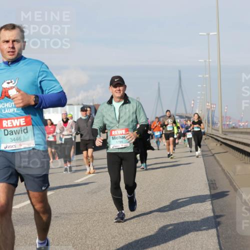 03.10.2025 - Köhlbrandbrückenlauf Jannik Wohlers http://msf.ph/oto/9094184 03.10.2025 10:00:59 Position 3 3446, 1794 meine-sportfotos.de