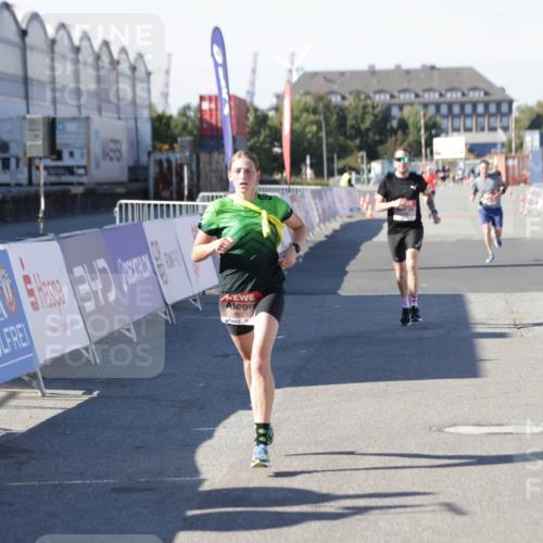 03.10.2025 - Köhlbrandbrückenlauf Jannik Wohlers http://msf.ph/oto/9094199 03.10.2025 12:54:43 Ziel 4079, 4106, 4209, 6621, 6683 meine-sportfotos.de
