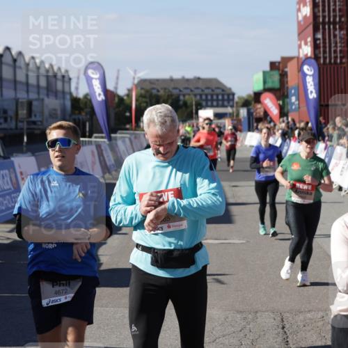 03.10.2025 - Köhlbrandbrückenlauf Jannik Wohlers http://msf.ph/oto/9094213 03.10.2025 13:20:29 Ziel 4269, 4385, 4570, 4571, 4591, 4672, 4739, 4790, 4859, 5082, 5144, 5160, 5208, 5543, 5631, 5790, 6035 meine-sportfotos.de
