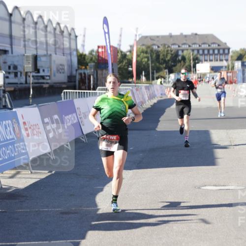 03.10.2025 - Köhlbrandbrückenlauf Jannik Wohlers http://msf.ph/oto/9094215 03.10.2025 12:54:43 Ziel 4079, 4106, 4209, 6621, 6683 meine-sportfotos.de