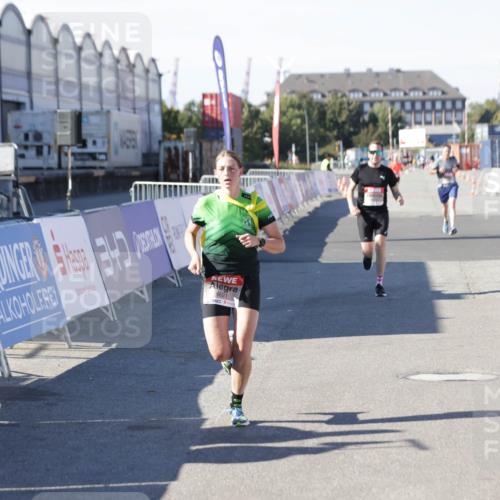03.10.2025 - Köhlbrandbrückenlauf Jannik Wohlers http://msf.ph/oto/9094224 03.10.2025 12:54:43 Ziel 4079, 4106, 4209, 6621, 6683 meine-sportfotos.de