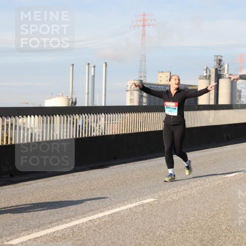 03.10.2025 - Köhlbrandbrückenlauf Lena Gebhardt http://msf.ph/oto/9094228 03.10.2025 10:09:08 Position 2 2463 meine-sportfotos.de