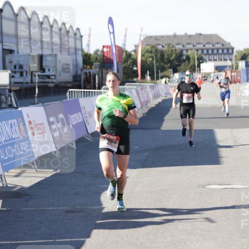 03.10.2025 - Köhlbrandbrückenlauf Jannik Wohlers http://msf.ph/oto/9094234 03.10.2025 12:54:43 Ziel 4079, 4106, 4209, 6621, 6683 meine-sportfotos.de
