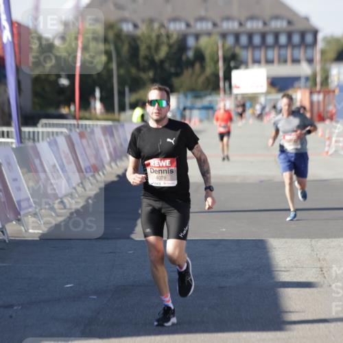 03.10.2025 - Köhlbrandbrückenlauf Jannik Wohlers http://msf.ph/oto/9094245 03.10.2025 12:54:44 Ziel 4079, 4106, 4209, 6621, 6683 meine-sportfotos.de