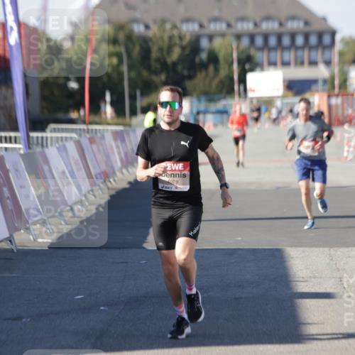 03.10.2025 - Köhlbrandbrückenlauf Jannik Wohlers http://msf.ph/oto/9094252 03.10.2025 12:54:44 Ziel 4079, 4106, 4209, 6621, 6683 meine-sportfotos.de