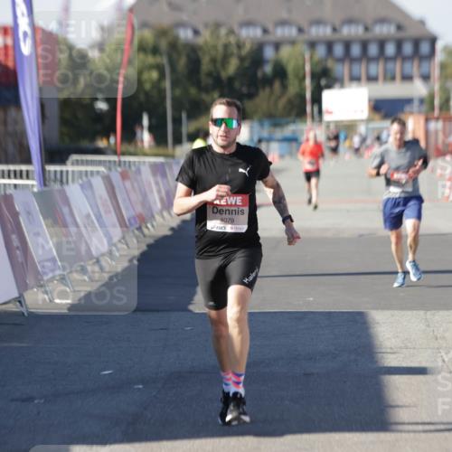 03.10.2025 - Köhlbrandbrückenlauf Jannik Wohlers http://msf.ph/oto/9094261 03.10.2025 12:54:44 Ziel 4079, 4106, 4209, 6621, 6683 meine-sportfotos.de