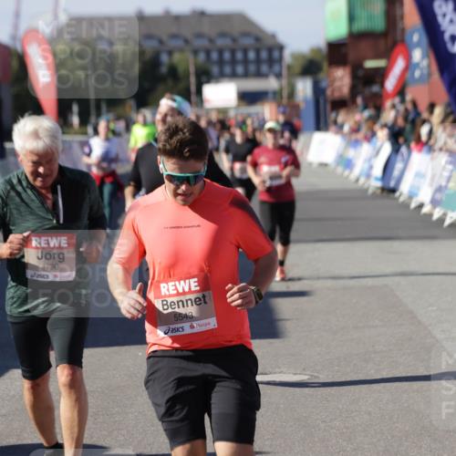 03.10.2025 - Köhlbrandbrückenlauf Jannik Wohlers http://msf.ph/oto/9094268 03.10.2025 13:20:33 Ziel 4269, 4385, 4570, 4591, 4672, 4739, 4790, 4859, 5082, 5208, 5543, 5631, 5790, 6777, 6807 meine-sportfotos.de
