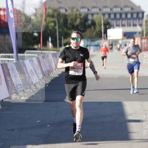 03.10.2025 - Köhlbrandbrückenlauf Jannik Wohlers http://msf.ph/oto/9094273 03.10.2025 12:54:44 Ziel 4079, 4106, 4209, 6621, 6683 meine-sportfotos.de