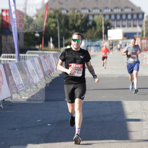 03.10.2025 - Köhlbrandbrückenlauf Jannik Wohlers http://msf.ph/oto/9094283 03.10.2025 12:54:44 Ziel 4079, 4106, 4209, 6621, 6683 meine-sportfotos.de