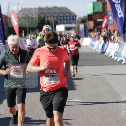 03.10.2025 - Köhlbrandbrückenlauf Jannik Wohlers http://msf.ph/oto/9094287 03.10.2025 13:20:33 Ziel 4269, 4385, 4570, 4591, 4672, 4739, 4790, 4859, 5082, 5208, 5543, 5631, 5790, 6777, 6807 meine-sportfotos.de