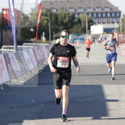 03.10.2025 - Köhlbrandbrückenlauf Jannik Wohlers http://msf.ph/oto/9094292 03.10.2025 12:54:44 Ziel 4079, 4106, 4209, 6621, 6683 meine-sportfotos.de