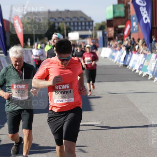 03.10.2025 - Köhlbrandbrückenlauf Jannik Wohlers http://msf.ph/oto/9094297 03.10.2025 13:20:33 Ziel 4269, 4385, 4570, 4591, 4672, 4739, 4790, 4859, 5082, 5208, 5543, 5631, 5790, 6777, 6807 meine-sportfotos.de