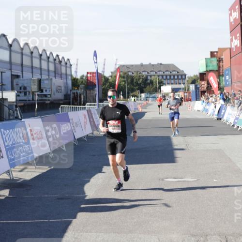 03.10.2025 - Köhlbrandbrückenlauf Jannik Wohlers http://msf.ph/oto/9094321 03.10.2025 12:54:45 Ziel 4079, 4106, 4209, 6151, 6621, 6683 meine-sportfotos.de