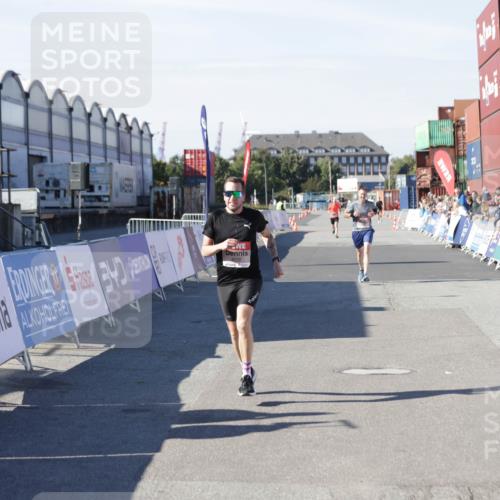 03.10.2025 - Köhlbrandbrückenlauf Jannik Wohlers http://msf.ph/oto/9094331 03.10.2025 12:54:45 Ziel 4079, 4106, 4209, 6151, 6621, 6683 meine-sportfotos.de