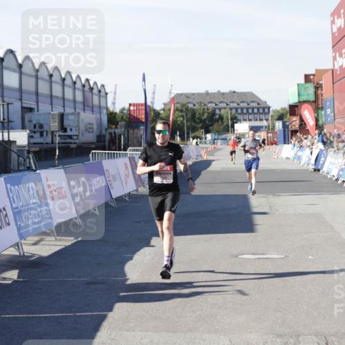 03.10.2025 - Köhlbrandbrückenlauf Jannik Wohlers http://msf.ph/oto/9094342 03.10.2025 12:54:46 Ziel 4079, 4209, 6151, 6621, 6683 meine-sportfotos.de
