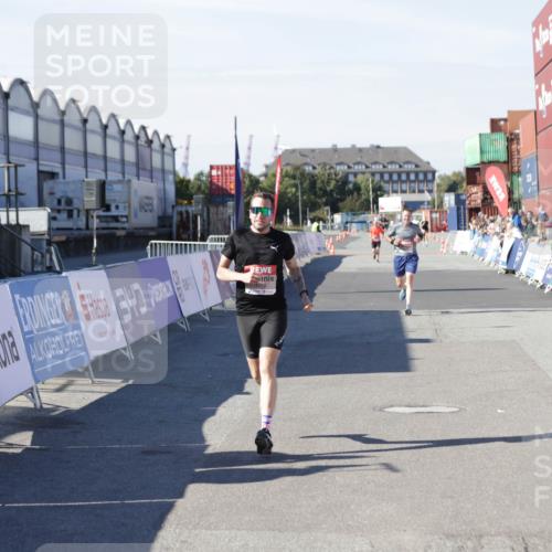 03.10.2025 - Köhlbrandbrückenlauf Jannik Wohlers http://msf.ph/oto/9094351 03.10.2025 12:54:46 Ziel 4079, 4209, 6151, 6621, 6683 meine-sportfotos.de