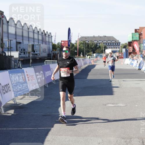 03.10.2025 - Köhlbrandbrückenlauf Jannik Wohlers http://msf.ph/oto/9094397 03.10.2025 12:54:46 Ziel 4079, 4209, 6151, 6621, 6683 meine-sportfotos.de