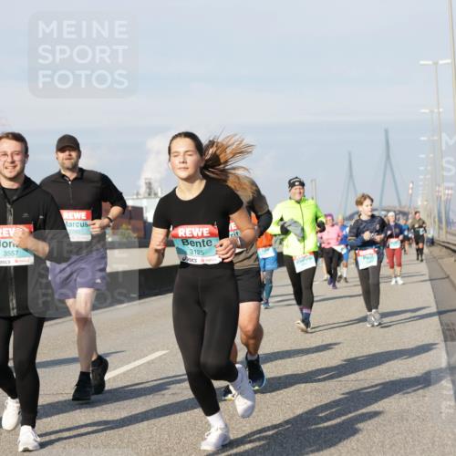 03.10.2025 - Köhlbrandbrückenlauf Jannik Wohlers http://msf.ph/oto/9094406 03.10.2025 10:01:06 Position 3 3557, 2785, 3125 meine-sportfotos.de