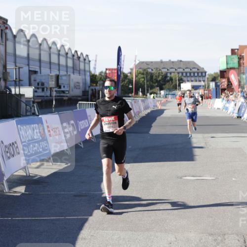 03.10.2025 - Köhlbrandbrückenlauf Jannik Wohlers http://msf.ph/oto/9094409 03.10.2025 12:54:46 Ziel 4079, 4209, 6151, 6621, 6683 meine-sportfotos.de