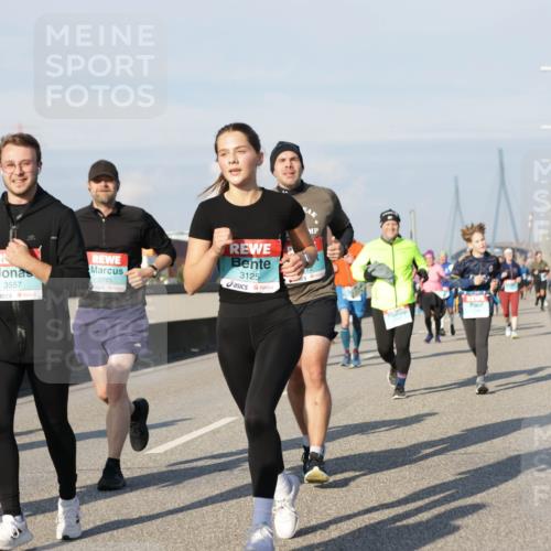 03.10.2025 - Köhlbrandbrückenlauf Jannik Wohlers http://msf.ph/oto/9094424 03.10.2025 10:01:06 Position 3 3557, 2785, 3125 meine-sportfotos.de