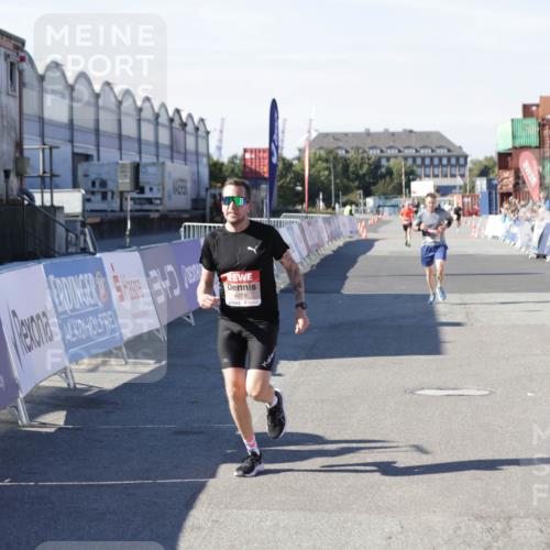 03.10.2025 - Köhlbrandbrückenlauf Jannik Wohlers http://msf.ph/oto/9094432 03.10.2025 12:54:46 Ziel 4079, 4209, 6151, 6621, 6683 meine-sportfotos.de