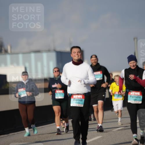 03.10.2025 - Köhlbrandbrückenlauf Jannik Wohlers http://msf.ph/oto/9094440 03.10.2025 10:12:50 Position 3 2999, 3001, 3000 meine-sportfotos.de