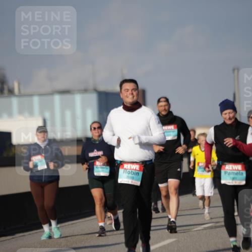 03.10.2025 - Köhlbrandbrückenlauf Jannik Wohlers http://msf.ph/oto/9094447 03.10.2025 10:12:50 Position 3 2999, 1806, 3001, 3000 meine-sportfotos.de