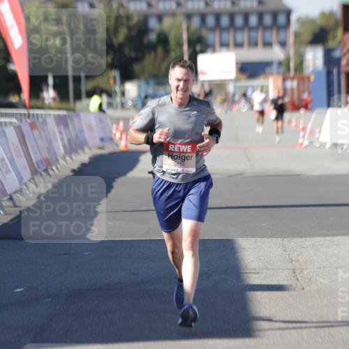 03.10.2025 - Köhlbrandbrückenlauf Jannik Wohlers http://msf.ph/oto/9094452 03.10.2025 12:54:48 Ziel 4079, 6151, 6621, 6683 meine-sportfotos.de