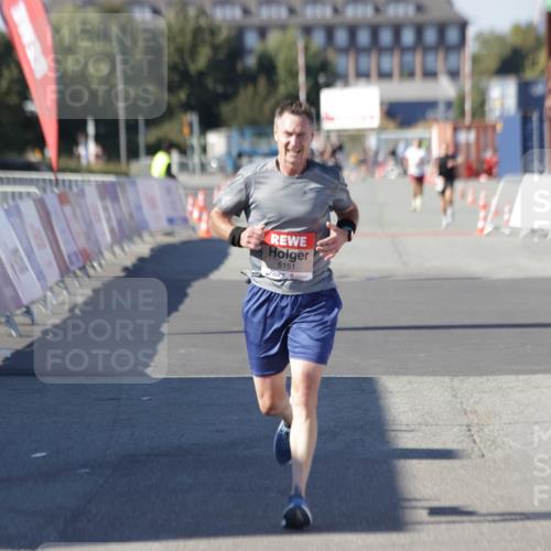 03.10.2025 - Köhlbrandbrückenlauf Jannik Wohlers http://msf.ph/oto/9094462 03.10.2025 12:54:48 Ziel 4079, 6151, 6621, 6683 meine-sportfotos.de